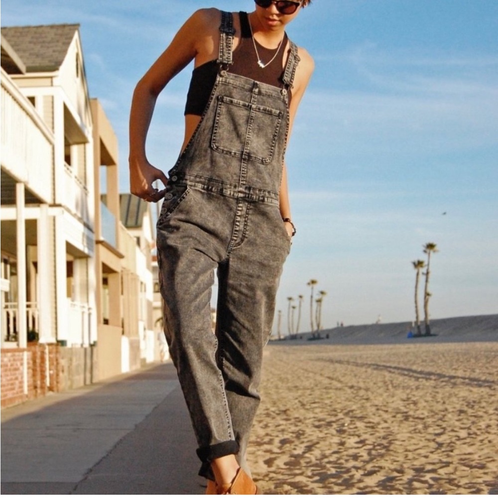 Bullhead black acid wash denim overalls! 🖤